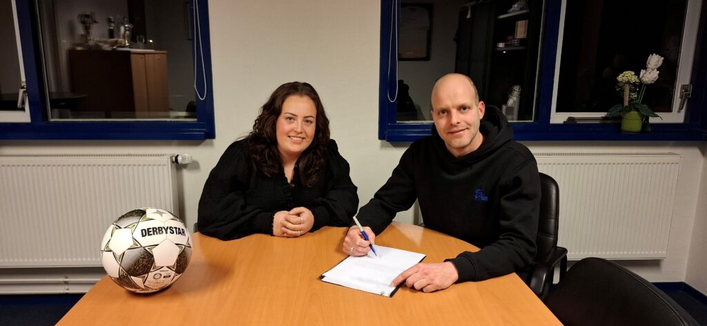 Trainer Jordy Boer ondertekend terwijl voorzitter Ilse de Vries toekijkt.
(Foto's: Klaas Veldhuis)