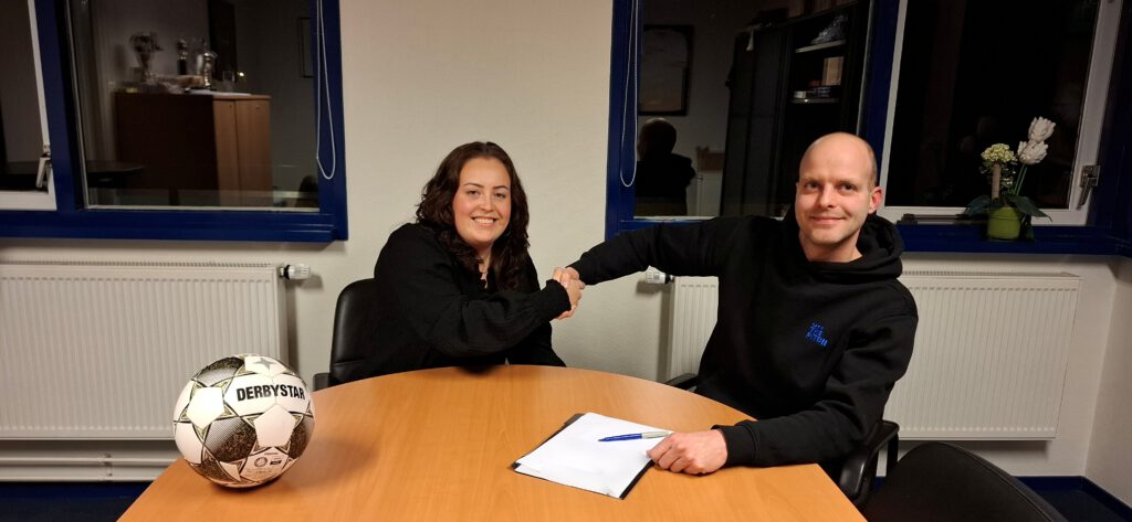 Op de foto schudt voorzitter Ilse de Vries de hand van trainer Jordy Boer.
(Foto's: Klaas Veldhuis)